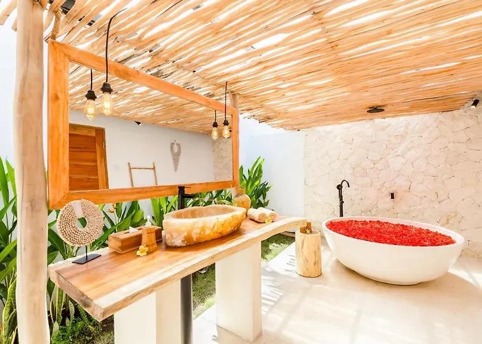 Villa Chandika - 4 Bdr With Private Pool, Walk To The